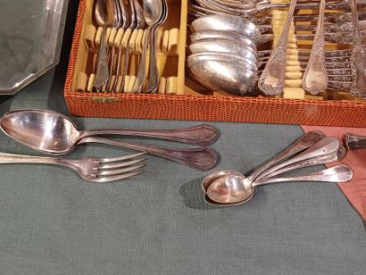 Set including :
- Mismatched silver-plated...