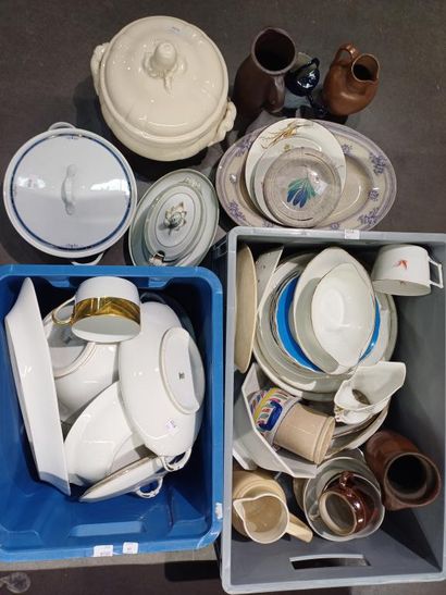Ensemble de céramiques en porcelaine, faïence...