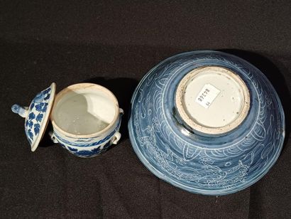 CHINA
Set comprising a covered pot, a vase...