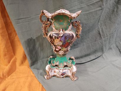 Dans le goût de JACOB PETIT
Vase sur socle...