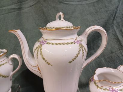 E. BOURGEOIS PARIS
Service à café en porcelaine...