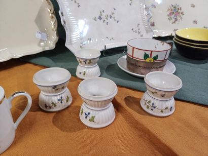 Lot comprenant plats à cakes, coupelles,...