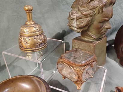 Ensemble comprenant une sculpture de Beethoven...