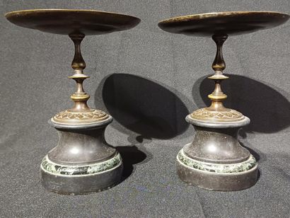 Paire de coupes en métal doré à décor de...