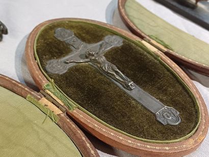 Ensemble de six Christ en bois, métal et...
