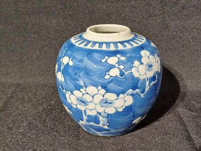 CHINA
Set comprising a covered pot, a vase...