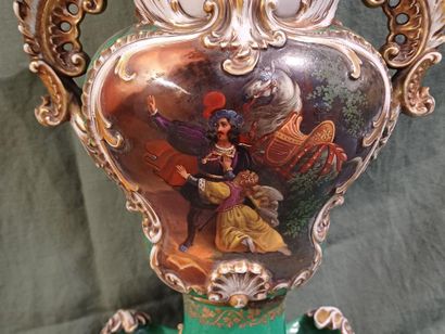 Dans le goût de JACOB PETIT
Vase sur socle...