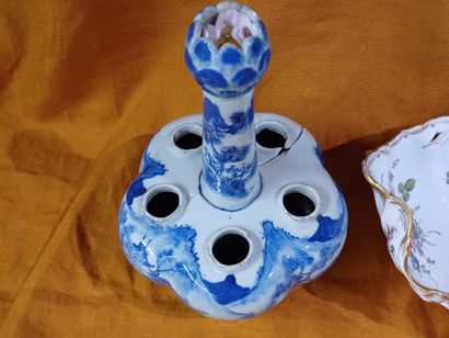 Corbeille en porcelaine à décor polychrome...