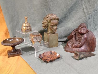 Ensemble comprenant une sculpture de Beethoven...