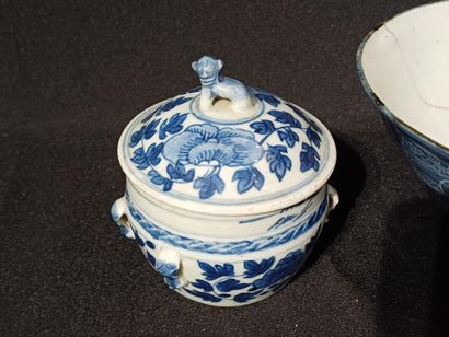 CHINA
Set comprising a covered pot, a vase...