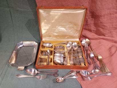 Set including :
- Mismatched silver-plated...