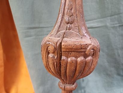 Deux pique-cierges formant pendants en bois...