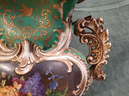 Dans le goût de JACOB PETIT
Vase sur socle...