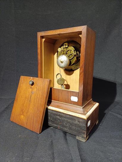 Pendule quadrangulaire en bois de placage...