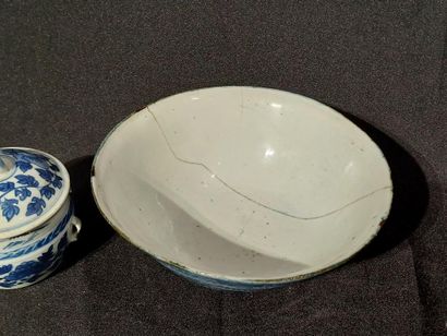 CHINA
Set comprising a covered pot, a vase...