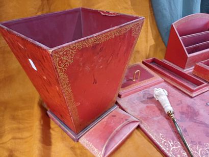 Nécessaire de bureau en cuir rouge à décor...