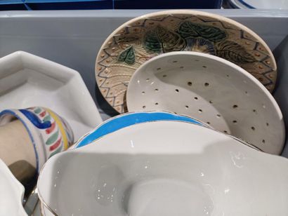 Ensemble de céramiques en porcelaine, faïence...
