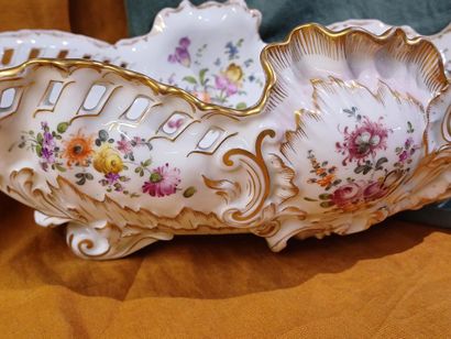 Corbeille en porcelaine à décor polychrome...