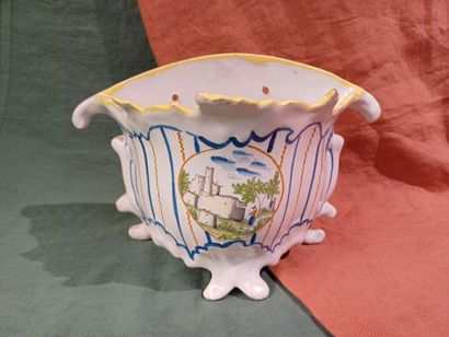 MIDI
Bouquetière d'applique de forme mouvementée...