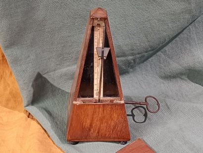 MAELZEL
Métronome en bois reposant sur trois...