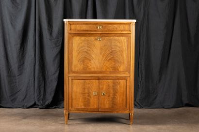 Mahogany and mahogany veneer desk. It opens...