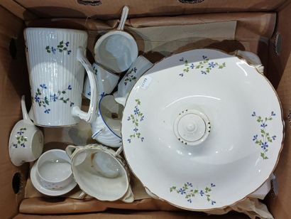 Parties de service en porcelaine à décor...