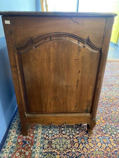 Curved-front chest of drawers in molded walnut...