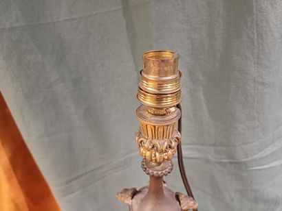 Pied de lampe en bronze doré et marbre noir...