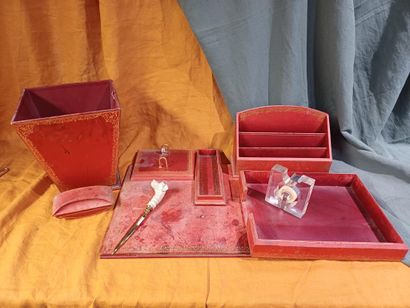 Nécessaire de bureau en cuir rouge à décor...