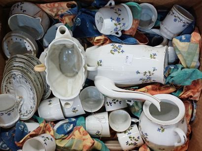 Parties de service en porcelaine à décor...