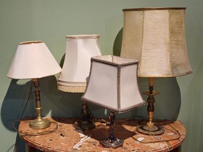 Ensemble de quatre bougeoirs montés en lampe...