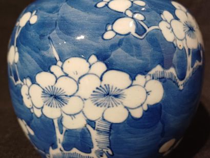CHINA
Set comprising a covered pot, a vase...