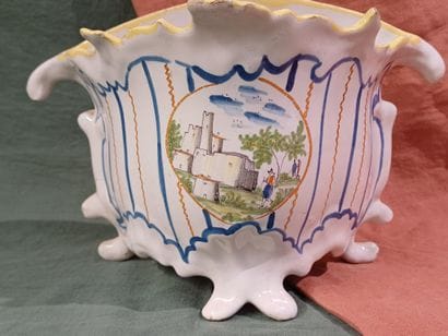 MIDI
Bouquetière d'applique de forme mouvementée...