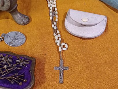Grand crucifix en métal doré, reposant sur...