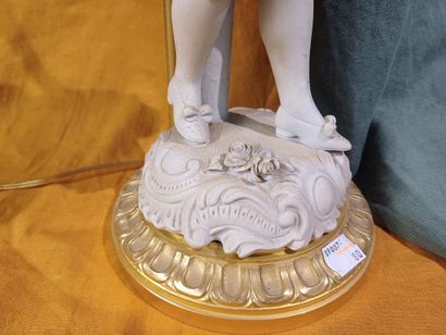 Pied de lampe en biscuit figurant un marchand...