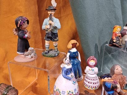Collection of figures in painted wood, glazed...