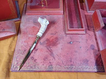 Nécessaire de bureau en cuir rouge à décor...