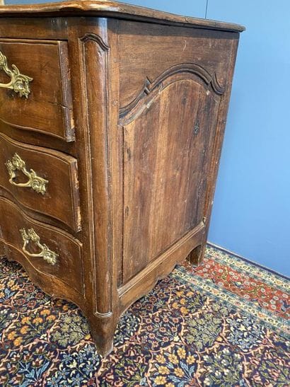 Curved-front chest of drawers in molded walnut...