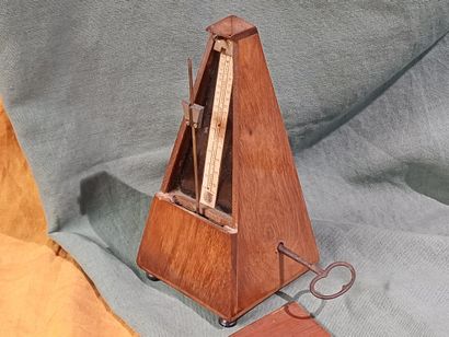 MAELZEL
Métronome en bois reposant sur trois...