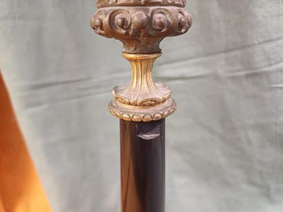 Pied de lampe en bronze doré et marbre noir...