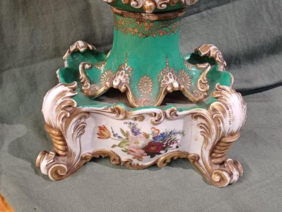 Dans le goût de JACOB PETIT
Vase sur socle...