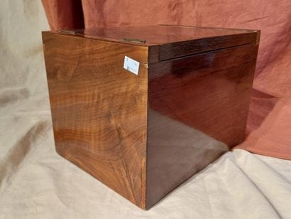Veneered wood and varnished amaranth veneer...