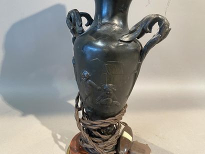 Vase à deux anses feuillagées en régule à...