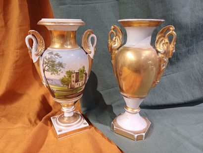 PARIS
Deux vases balustres sur piédouche...