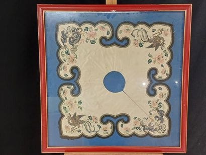 CHINA
Embroidered silk collar decorated with...