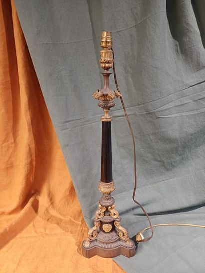 Pied de lampe en bronze doré et marbre noir...