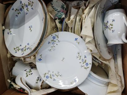 Parties de service en porcelaine à décor...