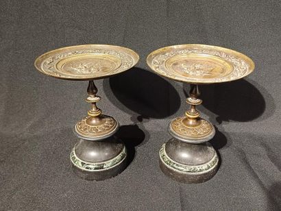 Paire de coupes en métal doré à décor de...