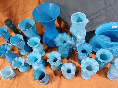 Ensemble de vases en opaline et verre bleu.
Fin...