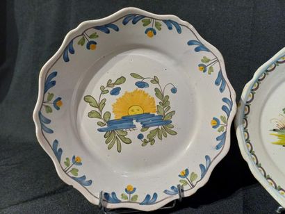 NEVERS et divers 
Suite de quatre assiettes...